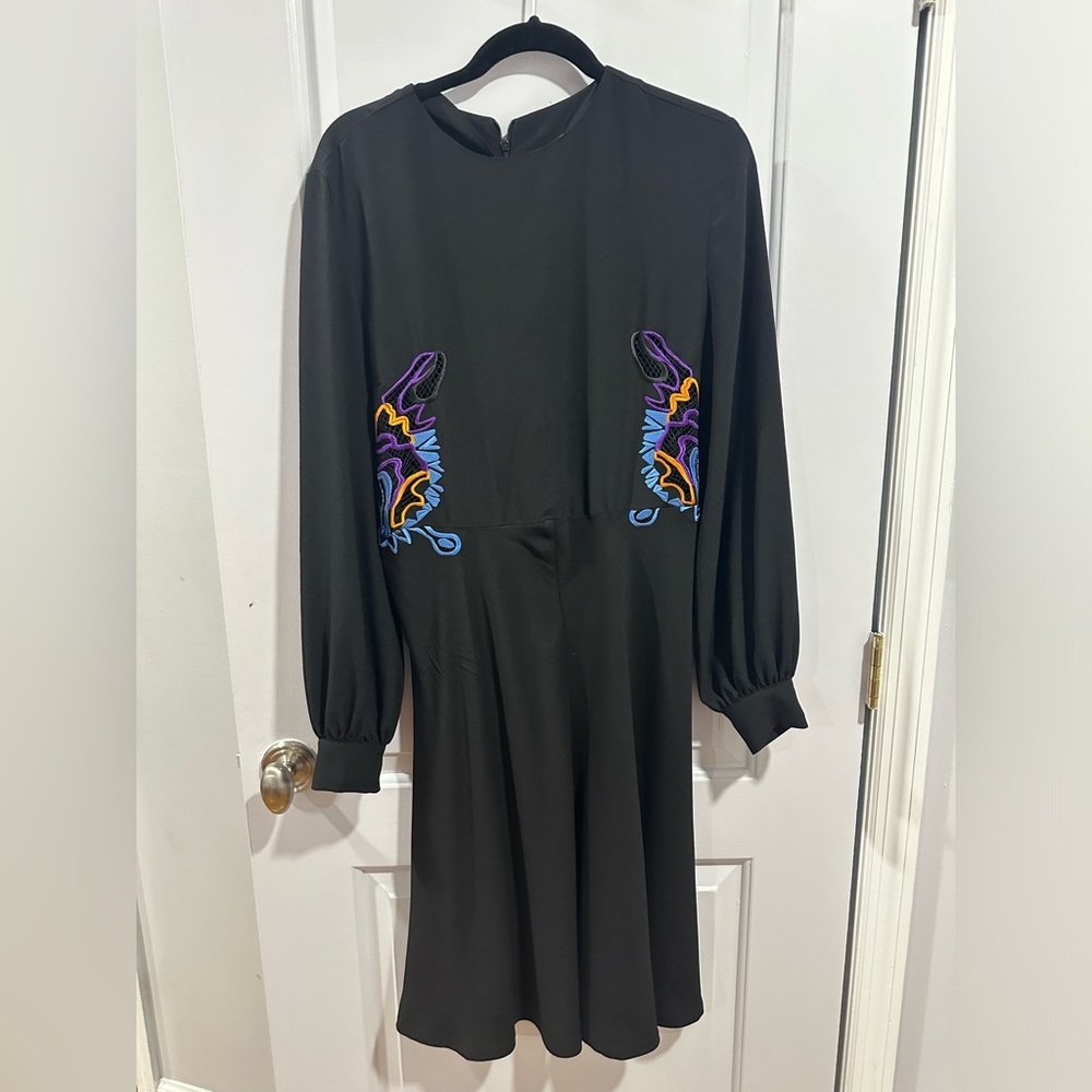 Beautiful midi dress with cut out detailing. Size m